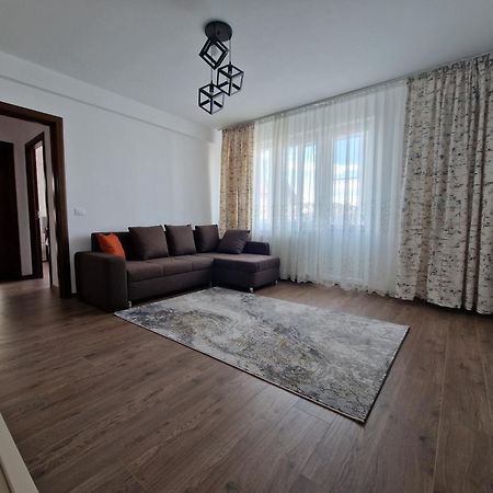 Downtown Apartment Римніку-Вилча Екстер'єр фото